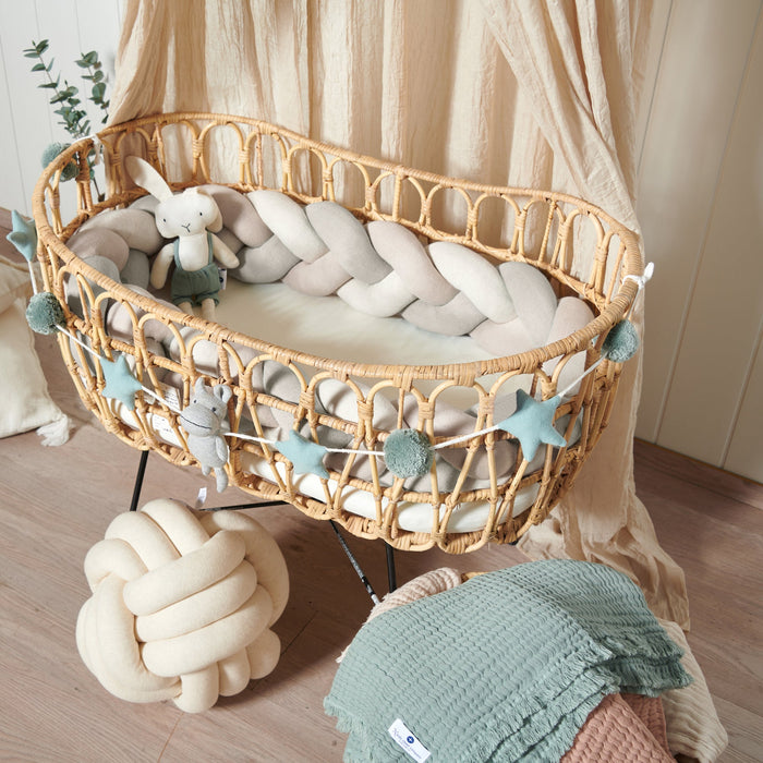 Die geflochtene Bettschlange: Der Allrounder für Schutz & Design