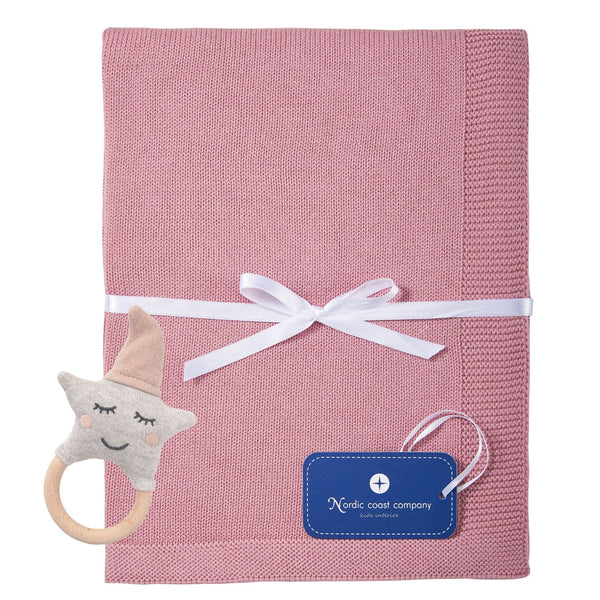 Geschenk Babydecke Beere + Rassel Rosa | Nordic Coast Company